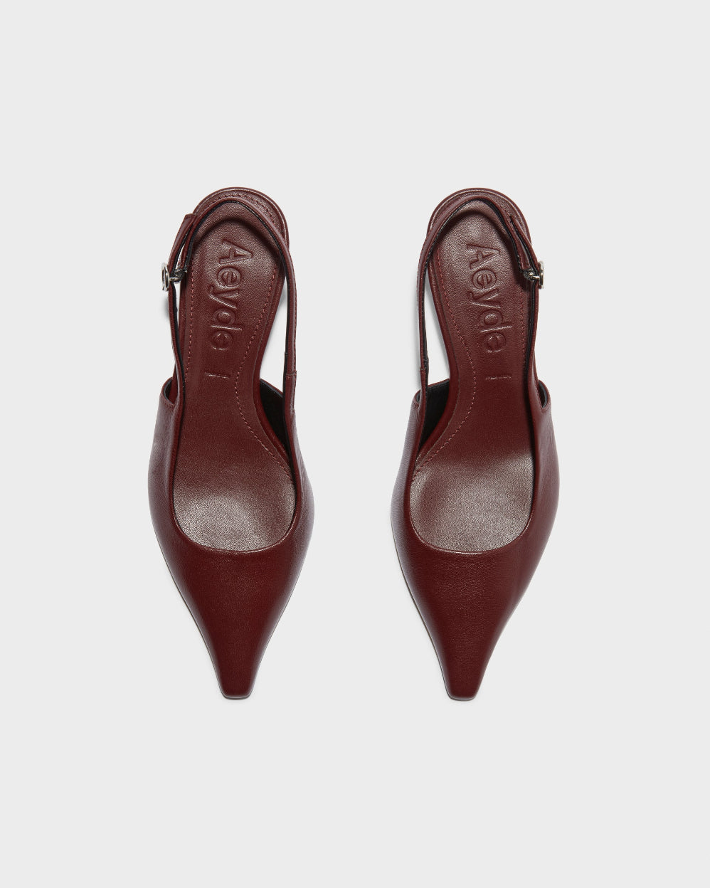 Mørkerøde slingback sko i nappa-læder med spidse tæer, set oppefra.