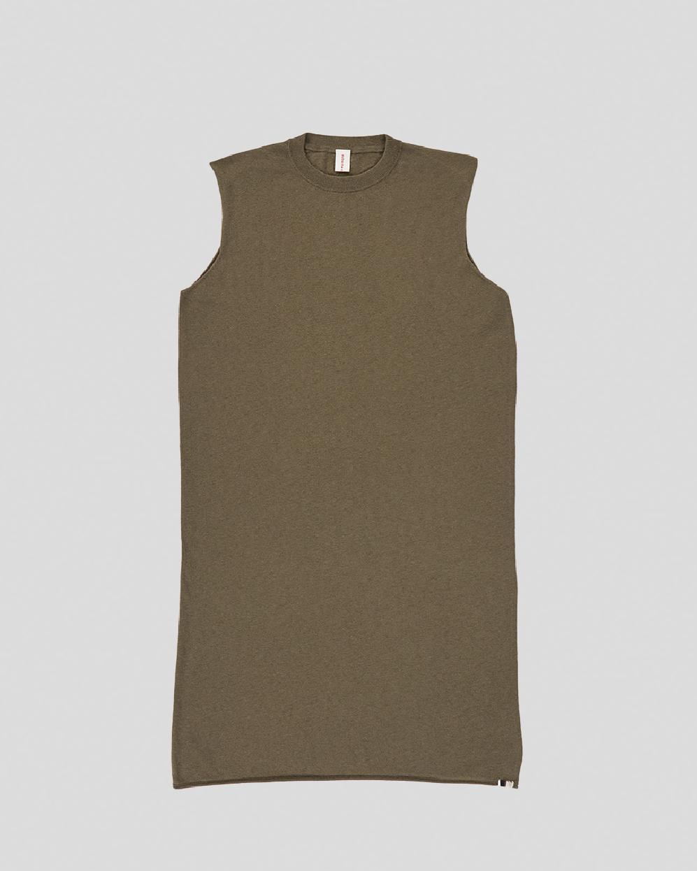 Ærmeløs olivengrøn kjole med rund hals og lige snit, knælængde. Enkel og elegant stil.