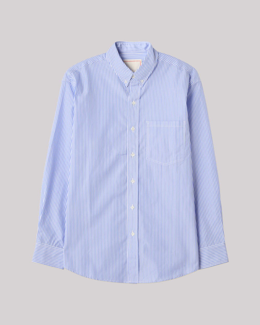 Skjorte med hvide og blå striber, klassisk krave og lange ærmer.