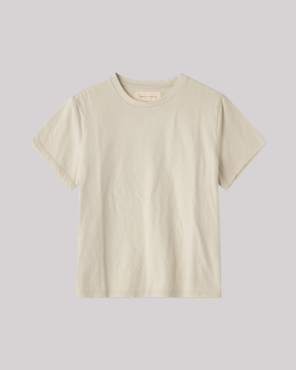 Lys T-shirt med rund halsudskæring og korte ærmer. Enkel og afslappet design i lys cremefarve.