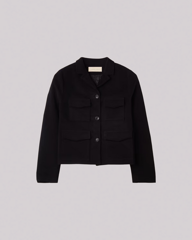 Sort jakke med klassisk krave, knaplukning og fire forlommer.