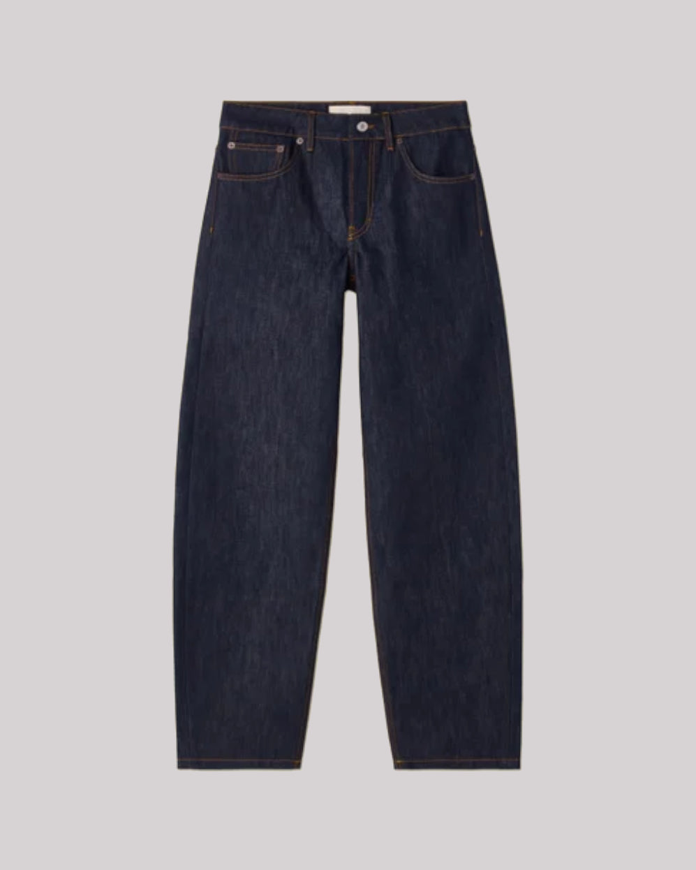 Mørkeblå jeans med fem lommer, knaplukning og synlige syninger. Lige ben.