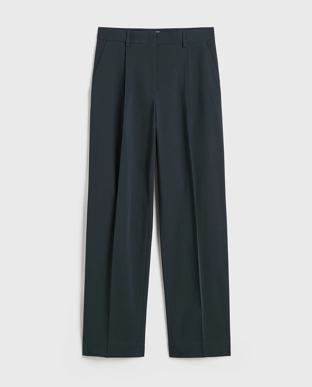 Sorte, lige bukser med skrå lommer og bæltestropper, minimalistisk design.