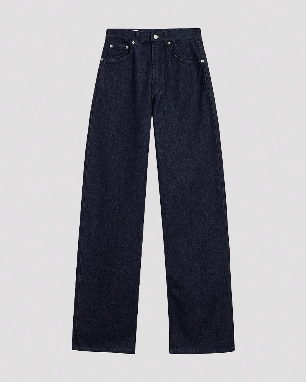 Mørkeblå jeans med høj talje, lige ben og fem lommer med metalnitter, fladt lagt ud.