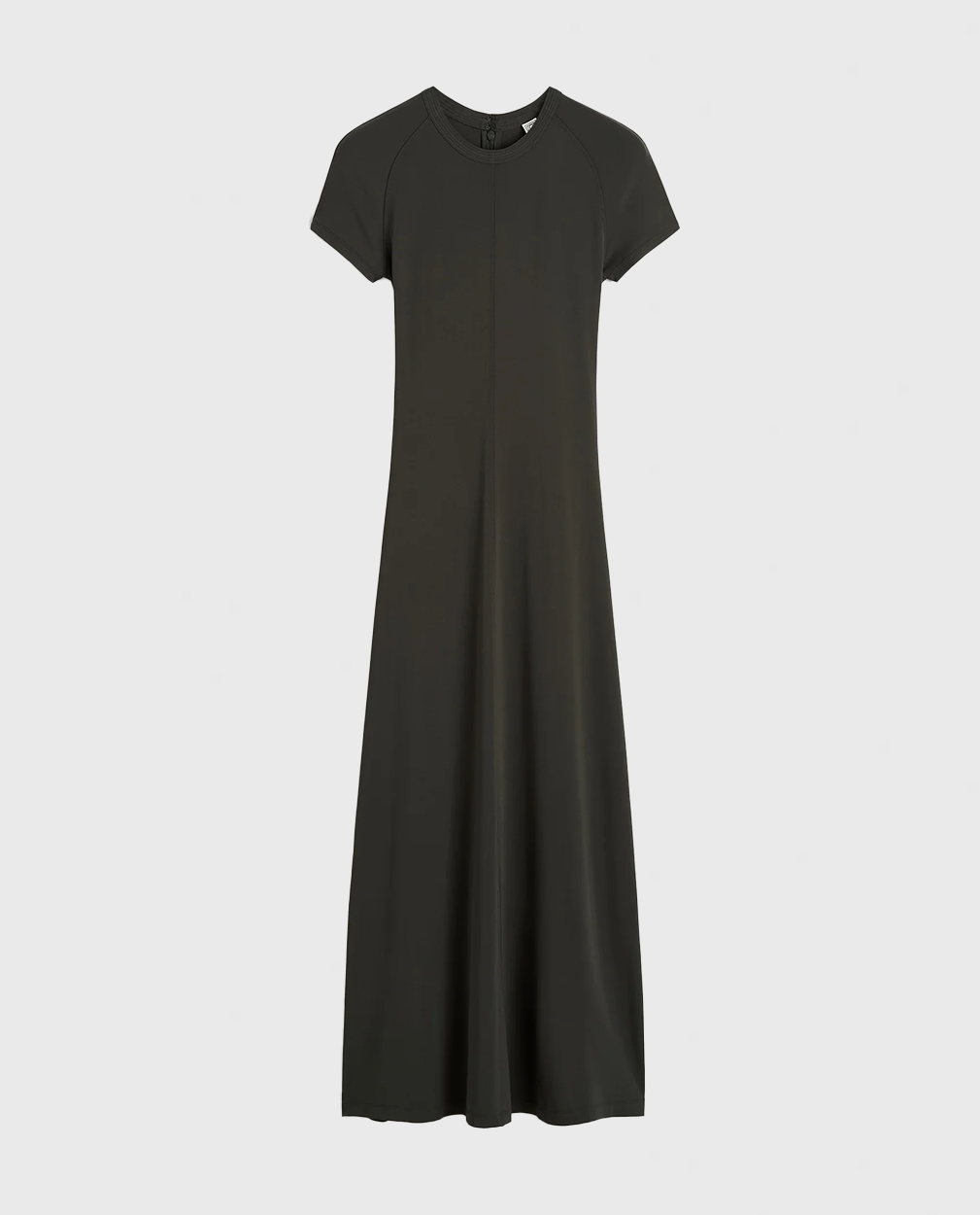 Mørk maxi-kjole med korte raglanærmer, T-shirt-inspireret silhuet og minimalistisk design.