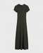 Mørk maxi-kjole med korte raglanærmer, T-shirt-inspireret silhuet og minimalistisk design.