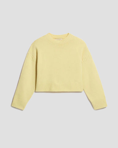 Pastelgul sweater med afslappet pasform, raglanærmer og ribdetaljer ved manchetter, kant og hals.