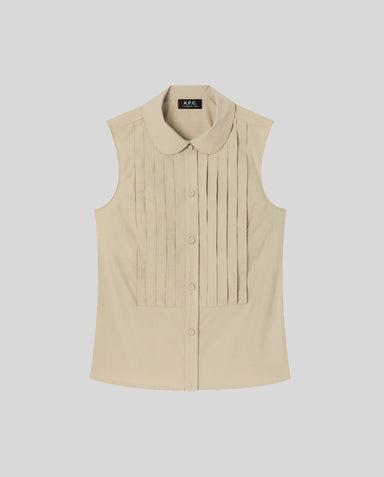 Ærmeløs beige top med rund krave, frontplisseringer og knaplukning.