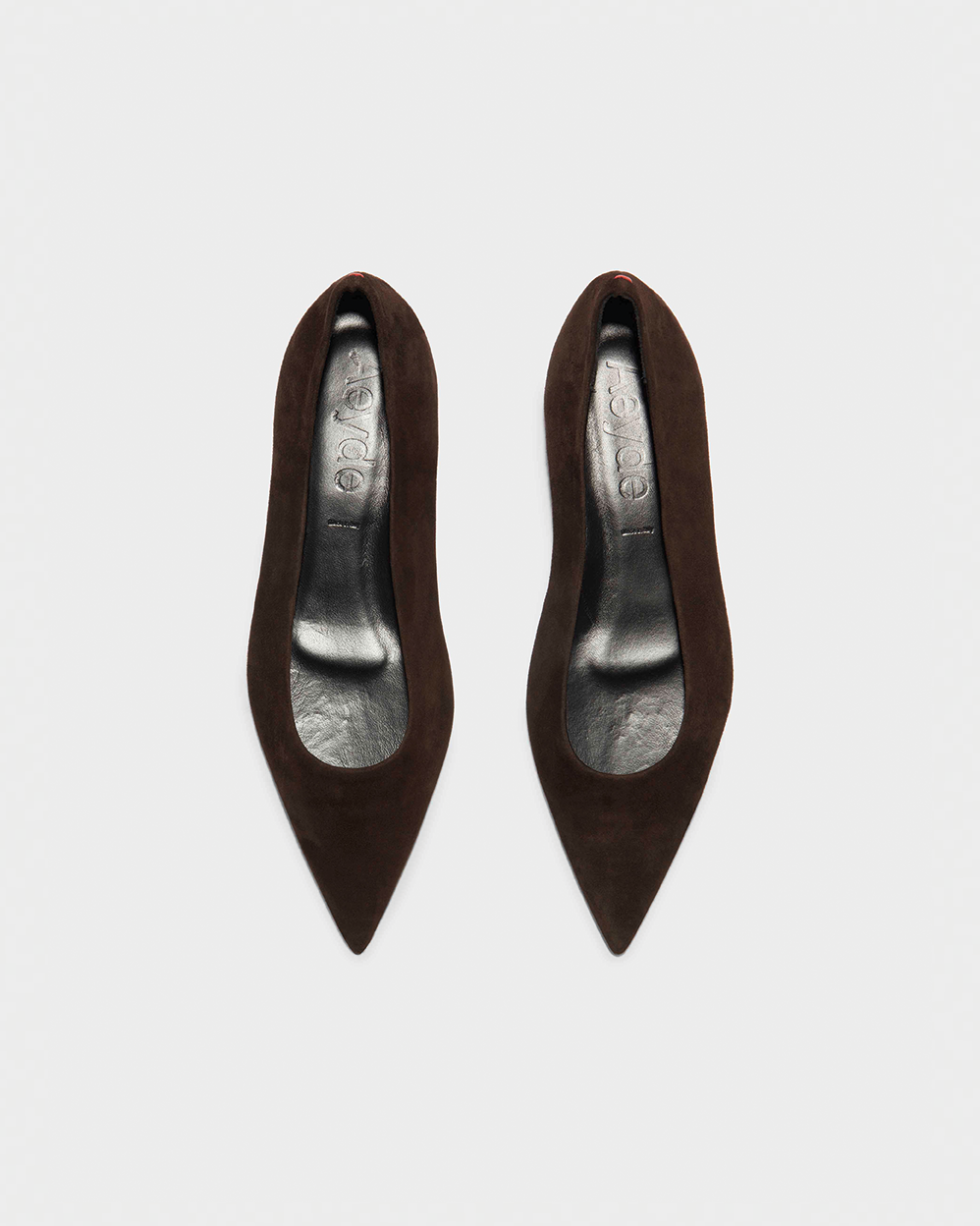 Mørkebrune Aeyde Cassy flats med spids tå og synligt mærke på indersålen.