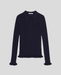 Navyblå top med polokrave, lange ærmer og flæsedetaljer ved kant og ærmeender.