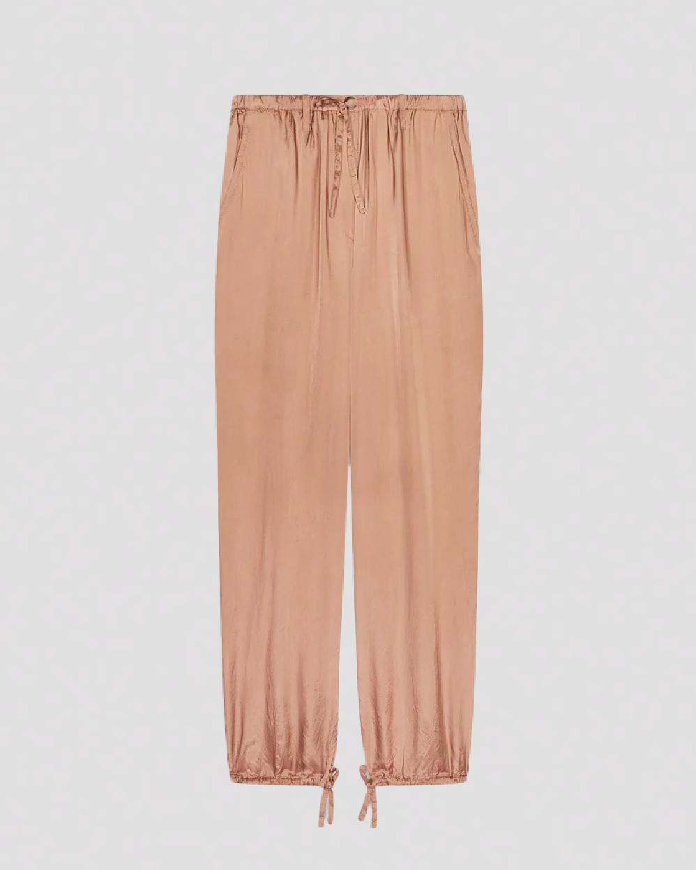 Afslappede bukser med justerbar talje og manchetter, samt synlige sidelommer.