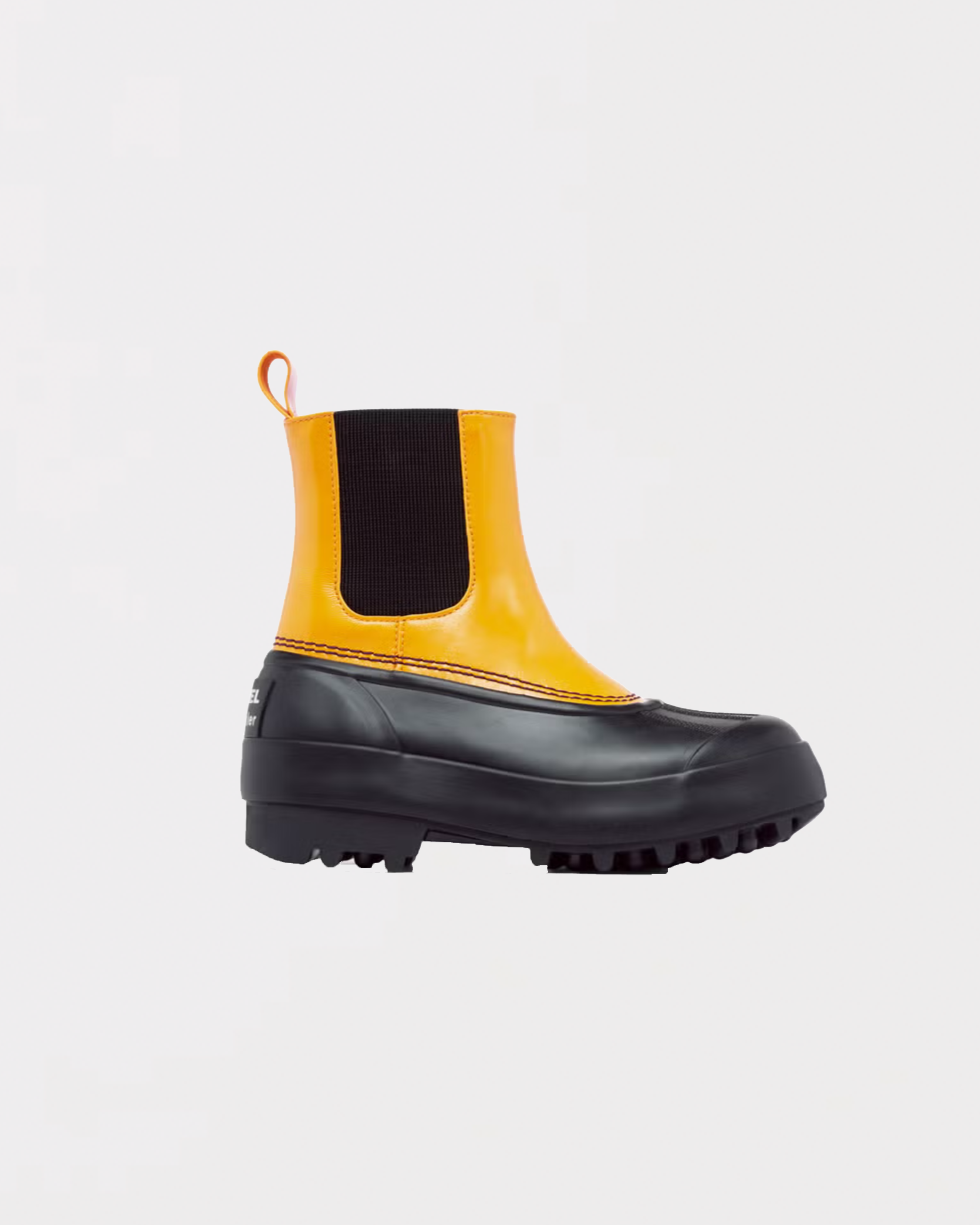 Proenza Schouler X Sorel støvle i okker/sort med elastiske paneler og kraftig sål.