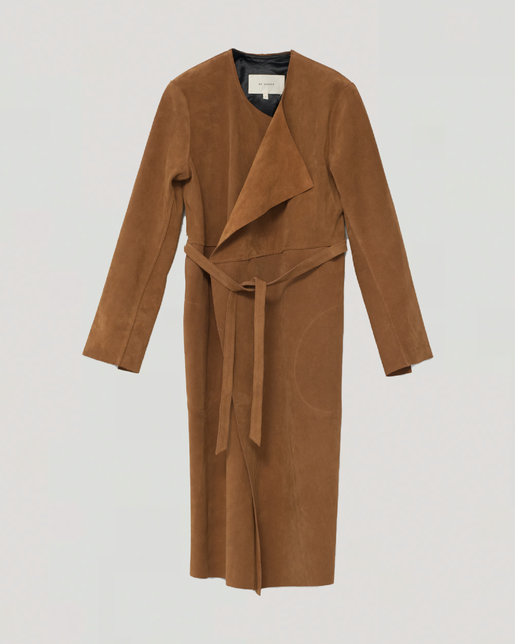 Lang cognacfarvet frakke med aftageligt bælte, sidelommer og asymmetrisk frontåbning.