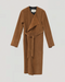 Lang cognacfarvet frakke med aftageligt bælte, sidelommer og asymmetrisk frontåbning.